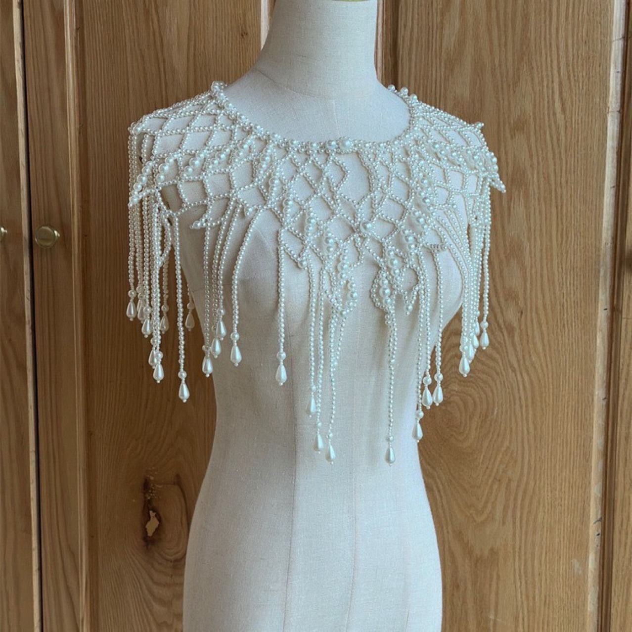 Body Jewelry Vest - 手作りパールレイヤードボディチェーン、フリンジタッセル付きビーズベストシュラッグ、エレガントな女性用ボディハーネス、ボヘミアンケープボディアクセサリー