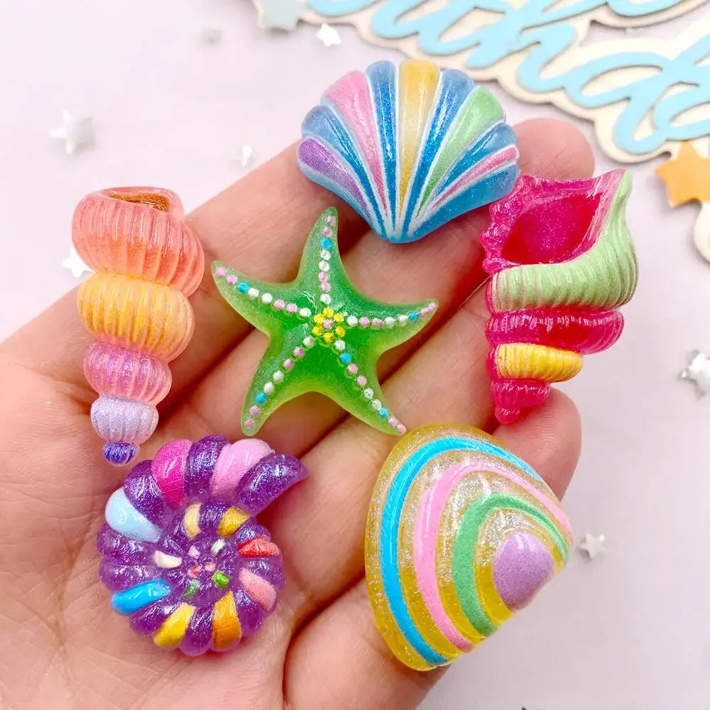 Star Flat Back - 6個入りのかわいい漫画風ヒトデ＆貝殻のフラットバックレジンチャーム、スクラップブックや手芸の装飾用グリッターオーシャンミニチュア