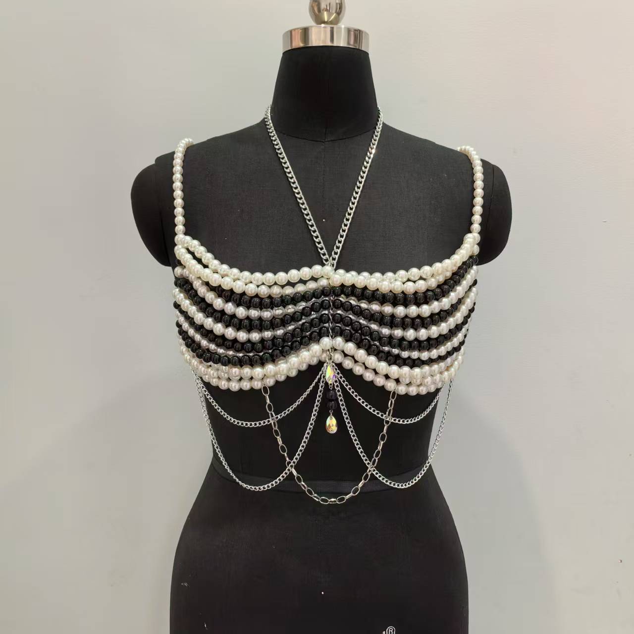 Body Jewelry Vest - ブラックホワイト織プラスチック真珠キャミソールベストトップスブラジャーチェーンジュエリー女性のための真珠カクテルナイトパーティーボディチェーンクロップトップス