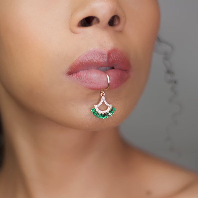 高級ゴールドカラーの花の形の女性ドロップイヤリング象嵌光沢の - Body Jewelry And Earrings のレビューと価格