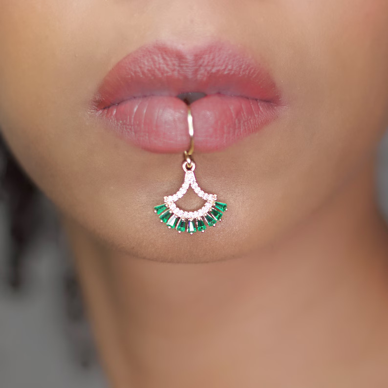 高級ゴールドカラーの花の形の女性ドロップイヤリング象嵌光沢の - Body Jewelry And Earrings のレビューと価格