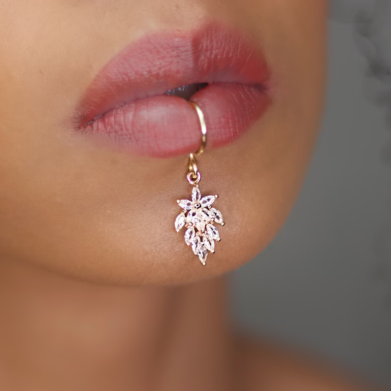 高級ゴールドカラーの花の形の女性ドロップイヤリング象嵌光沢の - Body Jewelry And Earrings のレビューと価格